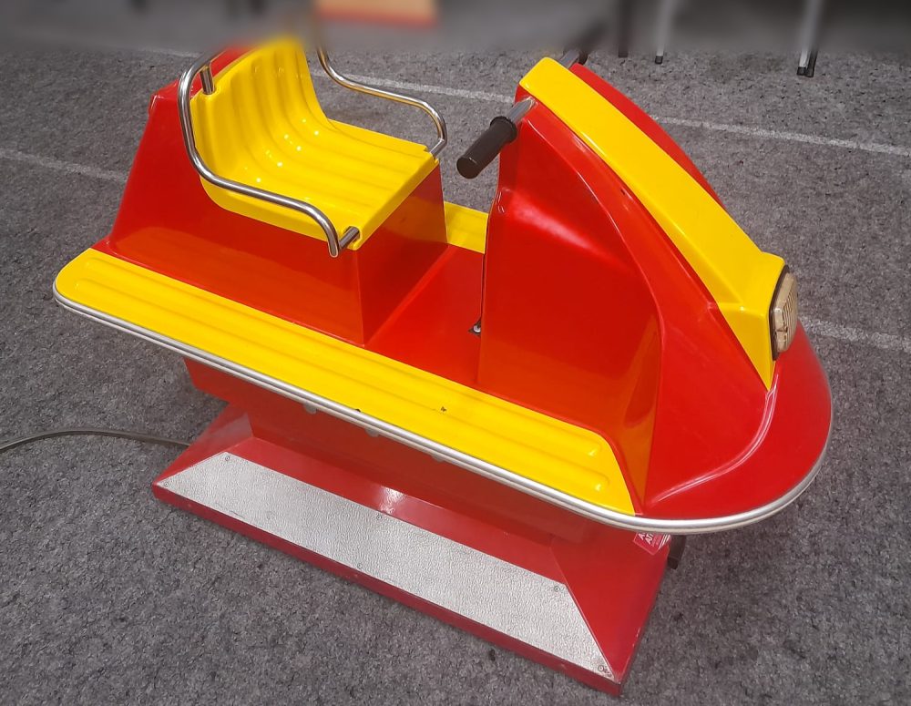 Rot-gelbes Wippgerät in Jetski-Form für Kinder