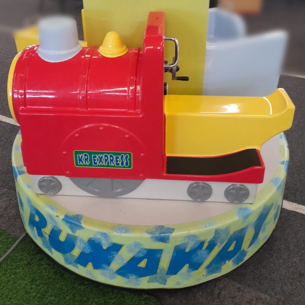 Kinder-Fahrgerät in Form einer roten Lokomotive