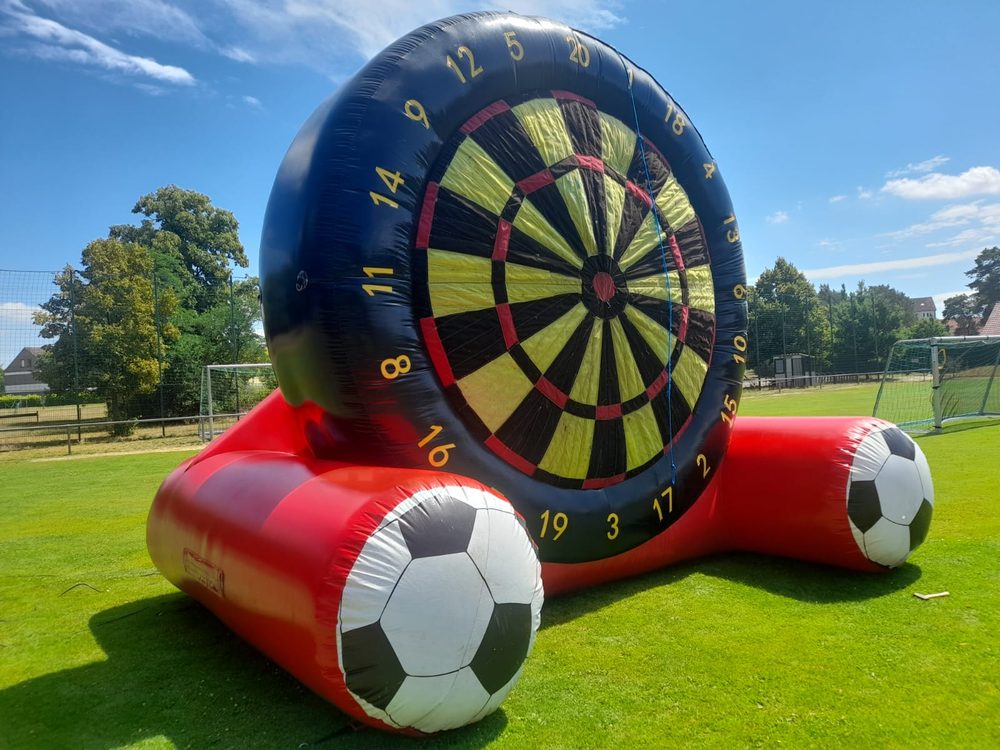 Riesige aufblasbare Dartscheibe für Fußbälle auf einem Sportplatz