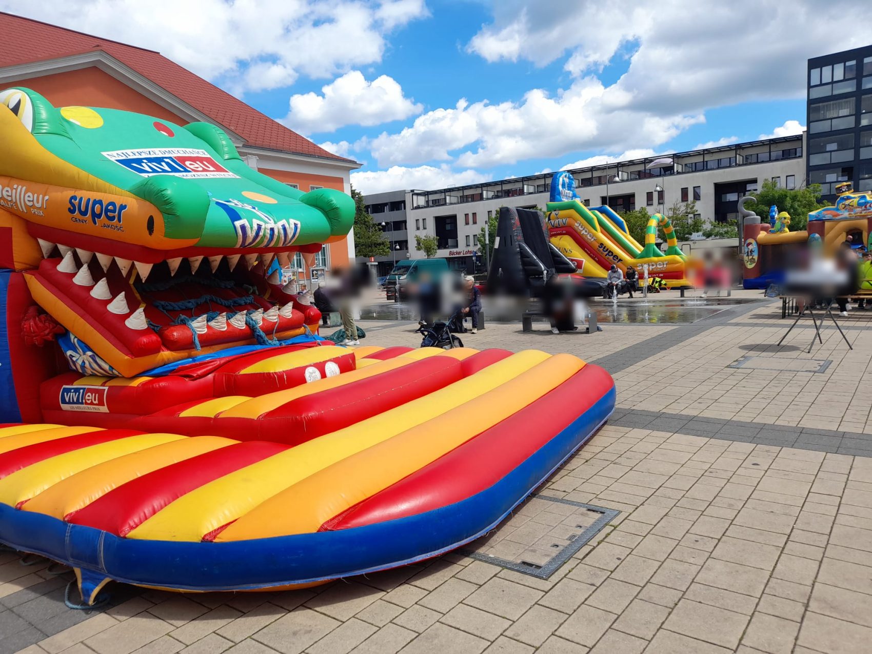 Große Krokodil-Hüpfburg und weitere Spielgeräte auf einem Fest in Rathenow