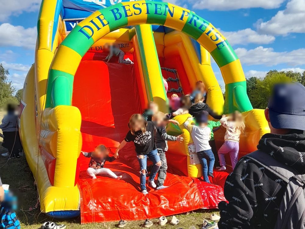 Große aufblasbare Rutsche mit Kletteraufstieg, Kinder rutschen herunter