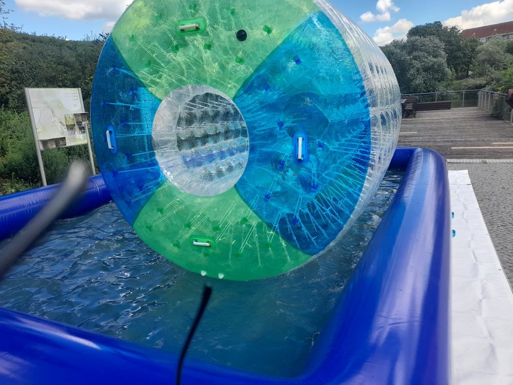Große Wasserlaufrolle in einem aufblasbaren Pool